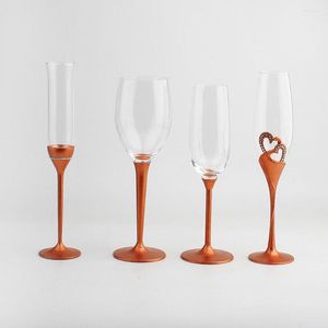 Vinglas med kreativt rött glas bröllop champagne för bruden och brudgummen cocktail party kakebord deco