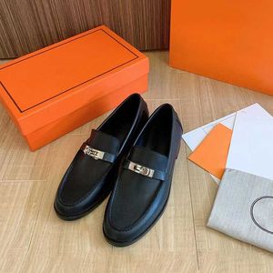 2023 Shoes Loafers Dress Designer Casual Shoes for Women Silver Hardware Lock Buckle äkta lädersko Fashion Black White Brown Luxury Ladies Sneakers K6