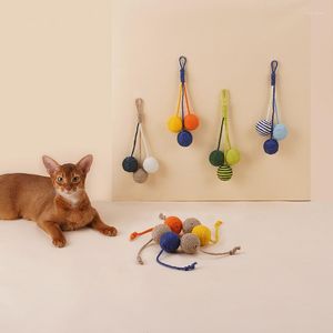 屋内猫のための猫のおもちゃのスクラッカーミニツリー子猫のスクラッチボールポストとサイザルハンギング