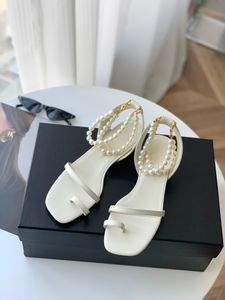 Дизайнерские сандалии, посыпанные жемчугом, очень красивы для женщин и носят ее ощущение ноги удобно