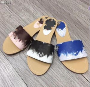 Varum￤rkesdesigner tofflor Beach Scuffs Classic Flat Woman Men Summer Lady Cartoon Big Head Slippers Hotel Bath Fashion Women Shoes V6515