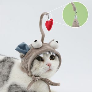 Kreativer Katzenstab mit Federn auf dem Kopf. Kopfbedeckung für kleine Dinosaurier-Katzen. Lustiges graues Fisch-Katzenspielzeug mit großen Augen