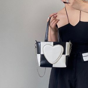 Borse da sera Borsa da donna 2023 Tendenza Catena Messenger Scacchiera Cuori Tote Moda Pendolari Tempo libero per le borse da donna