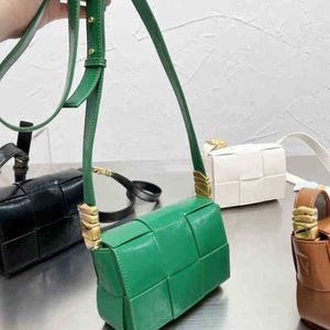 Omuz çantaları moda omuz dokuma çantaları kadın çanta ayarlanabilir metal dekorasyon kayışları deri tasarımcı lüks crossbody dişi çantalar 220314