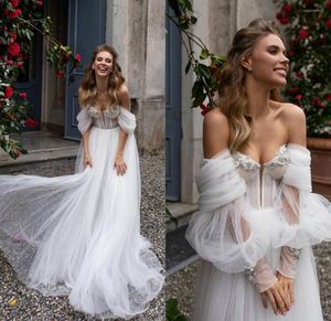 Bröllopsklänning Bohemian A Line Dresses Sexy Off Axel Long Sleeve 3D Flower Pärlade brudklänningar Sop Train Boho