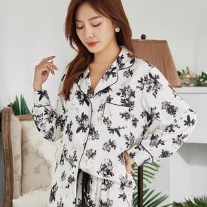 Pijama feminino de roupas de sono feminina se pondera de manga longa solta pijamas de estilo chinês de estilo de tinta de tinta Terme de calça de flores Faux Setin casa de cetim de seda