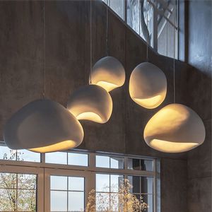 Nordisk matsal ljuskrona modern enkel atmosfär vardagsrum sovrum studie bar trappor design tyg leddekor hängande lampa