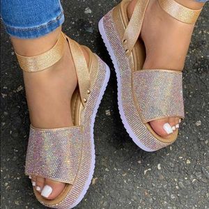 Klänningskor Nya mode Rhinestones Wedge Sandals Women Summer 2022 High Heels Platform Shoes Woman Thick Sole Black White Chunky Sandals L230216