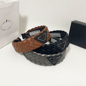 Designer de luxo Bandas de cabeça femininas marca de cor sólida marca de couro francês tecelagem de cabelo de alto senso esporte de outono de largura turbano headwraps para acessórios para hats presente