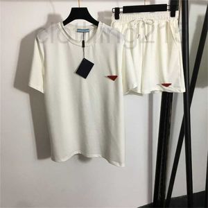 Damen Tracksuits Designer-Kleidung Zwei-Stück-Hosen invertiertes Dreieck Abzeichen Weiß kurzes T-Shirt mit kontrastierenden Farben Nylon Shorts Set Tracksuit für 84ja