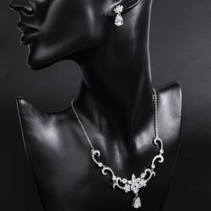 Elegante set di gioielli da sposa per la sposa, collana di cristallo color argento, orecchini a bottone, regalo di decorazione di gioielli per feste di ballo