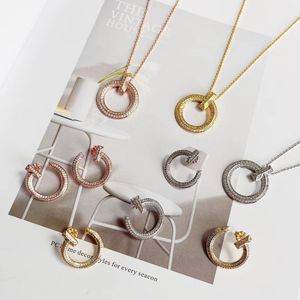 Ring Cross Gold Pendant Set Halsband Överlappande 18K Diamond Necklace Designer Jewelry Chain Clovers Love Valentine Day Christmas Gifts For Girl Friend Wholesale