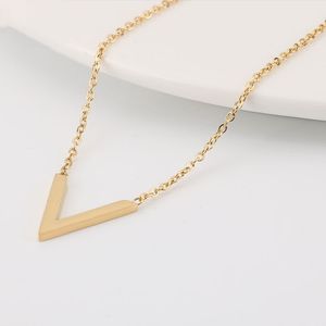 V-shaped titanium steel pendant necklaces womens cd love necklace designer jewlery cuban link chain chrome heart coco crystal stones fast shipping iced out pendants