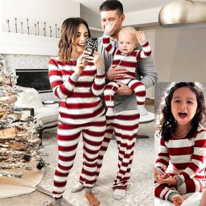Kledingsets gestreepte kerstfamilie bijpassende outfits vader moeder kinderen pyjama baby romper mama en ik kerst pj s kleding 230217