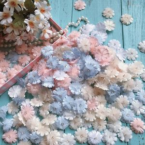 Dekorativa blommor 100 st / parti 3cm daisy head multicolor handgjorda pärlor konstgjorda mini siden diy girland huvudbonad falsk dekor