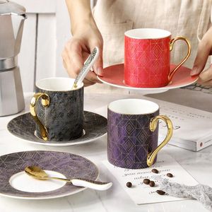 Muggar Europeiska Bone China Coffee Cup Ceramic Milk Mug Saucer Set Fashion Afternoon TEA Retro Guldsida och sked