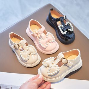 Första Walkers Spring Autumn Girls Leather Shoes With Bowknot Pearls Beading Princess Söta söta mjuka bekväma barn Flats barn 230217