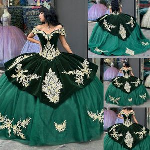 Smaragdgrüner Samt mexikanische Quinceanera-Kleider 2023 Ballkleid Goldapplikation schulterfrei Sweet 15 Kleid Vintage Vestidos de xv Charro Formelles Ballkleid für Frauen