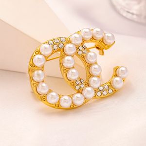 18K Gold Plated Brooches Brand Luxurys Design Diamond Brooch Women Stainless Steel Crystal Rhinestone Pearl Letter Brooches Suit Pin Women Jewelry Accessories