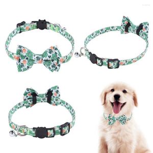 Colarinhos de cachorro bonitos cães colar de cor brilhante acessórios de limpeza textura macia gatos criativos bowknot com sino