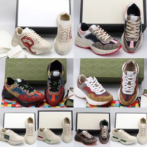 23Hot Casual Shoes Beige Rhyton Sneaker Men Trainers Vintage Chaussures Strawberry Wave Big Mouth Tiger Strawberry Rat Mönster för Woman Web Variation of Styles34-45