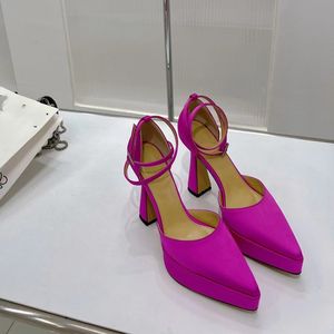 Sand￡lias de designer Plataforma bombeia de saltos altos ladras fivela tira feminina sapato de noiva cal￧ados cal￧ados rosa vermelho str￴ sexy sand￡lias de luxo noturno f￡brica