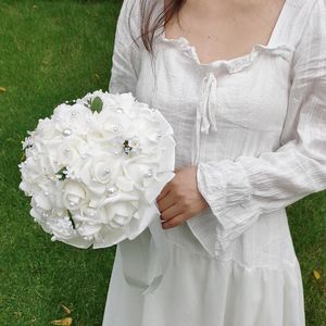 Fiori decorativi Bouquet da sposa damigella d'onore da sposa Fiore di rosa artificiale in PE bianco rosso con nastro Decorazione domestica per feste Mariage