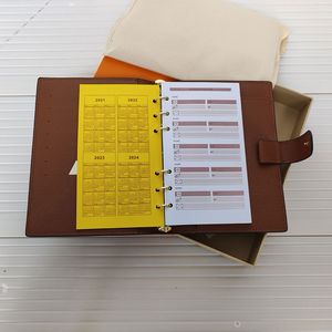 M2004 Oryginalna skórzana agenda notatka okładka książki skóra skórzana z koszulami na śmieci i faktury Uwagi Książki w stylu mody Gold Pierścień Męskie karty damskie