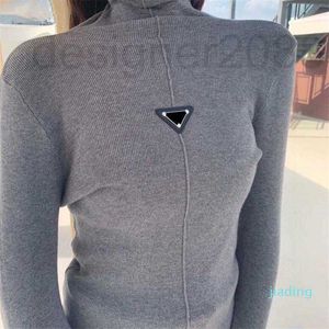 Malhas femininas camisetas designer triangle badge suéter feminino pescoço alto coloras de manga comprida camisa slim damas de fundo