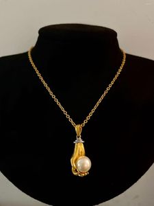 Pendant Necklaces European Vintage Middle Brass Gilt Small Hand Pearl Necklace