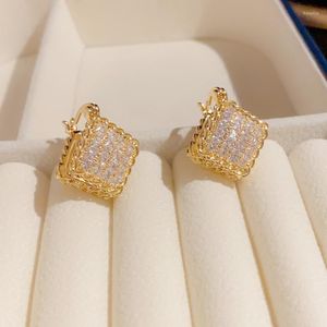 Brincos de garanhão 2023 Jóias de moda coreana de design 14K Gold Bathed Rhomb Zircon Acessórios diários de trabalho diário elegantes femininos