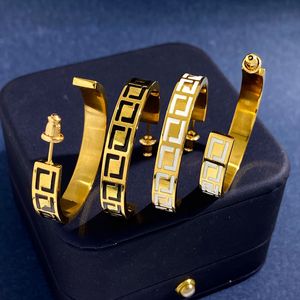 Lüks 18K Altın Huggie Hoop Küpe Tasarımcı Küpeler Mektuplar ile Büyük Çember 6mm Genişlik Siyah Beyaz Renk Lady Moda Partisi Düğün Hediye Nişan Mücevher