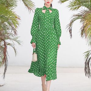 Casual jurken Linda della 2023 modeontwerper vrouwen zomermodellen temperament groen v-hals boog lantaarn mouw polka dot slank