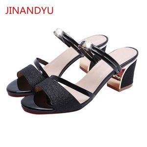 Sandaler sommarskvinnor Svart klackar bling damer Sliver Chunky Fashion Woman tofflor Sexiga sandalpumpar