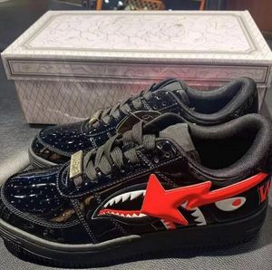 2023 scarpe casual firmate Bapestas M1 SK8 sneakers eroe americano STA in pelle nera faccia di squalo scimmia modellante MEDICOM giocattolo scarpe da tennis mimetiche