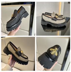 Designer lug sula klänning skor casual kvinnor flickor mode svarta tjocka sula skor med metall spänne läder svarta plattform loafers