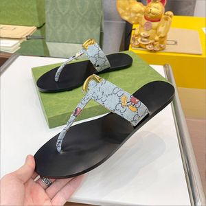 2023 Designer tofflor m￤n kvinnor sandaler kortskor blommor web svart blommor jordgubbe tryck skiva l￤der gummi r￶d sandal sommar platt toffel 35-46