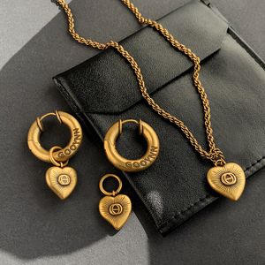 Pendant Necklaces Paris Designer Vintage Love Earrings Womens Light Luxury Minority Senior Middle Ancient Sweater Chain Fashion Jewelry