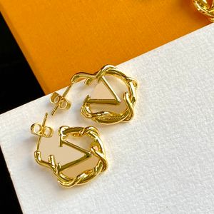 Pürüzsüz Yüzey Tracicess Lady Charm Kadın Altın Exquisit Charm Mektup Geometri Tasarım Küpe