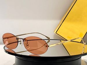 Sonnenbrille für Frauen Sommer 40046 Style Anti-Ultraviolette Retro Plattenplanke Ovales Objektiv Brillen zufällige Box