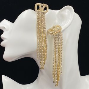 2023 örhängen designer kvinnors guld dubbel v-formade smycken klassisk bröllopspresent för nygifta ew60