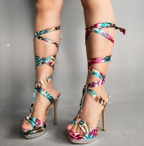 Sandaler släpper sommaren 2023 Sexiga flickor Färgglad Silk Platform Öppen tå tunna klackar korsar spetsar upp höga klackstövlar stor storlek