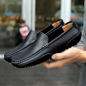 Klänningskor skor läder män lyx trendiga avslappnade slip på formella loafers män mockasins italienska svarta manliga körskor sneakers plus storlek 230217