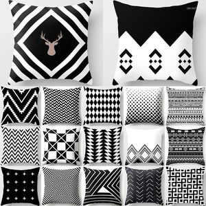 Подушка черно -белая геометрическая полоса