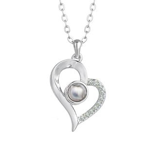 Catene Bettyue marchio Lettere collana 100 lingue ti amo proiezione a forma di cuore ciondolo per il regalo di gioielleria da sposa delle donne