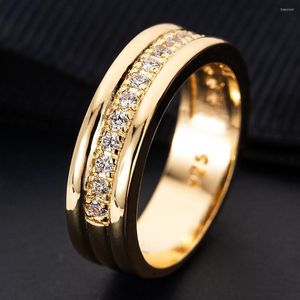 Anéis de casamento na moderna cor de ouro amor