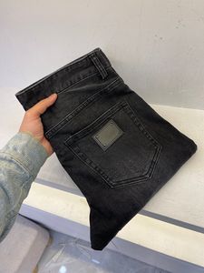 2023 Summer New Men's Washed Jeans Light Luxury Marca Design Bolso traseiro com jeans característicos da marca de couro