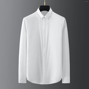 Solid Color Male Shirts Luxury Metal Diamond Rivets Långärmad avslappnad herrklänning Skjortor Fashion Slim Fit Party Man Shirt