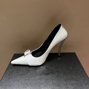 Sandálias femininas fivela de fivela de fivela de moda de moda de metal steletto e um banquete europeu e americano sexy boatclue 230220