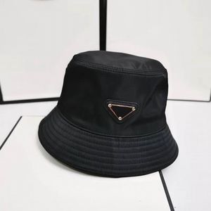 Pra Man Bucket Hat Mens Hat Womens Designer Trucker Hats Mens Triangle Badge Beanie Wide Brim Hats Casquettes للجنسين في الهواء الطلق.
